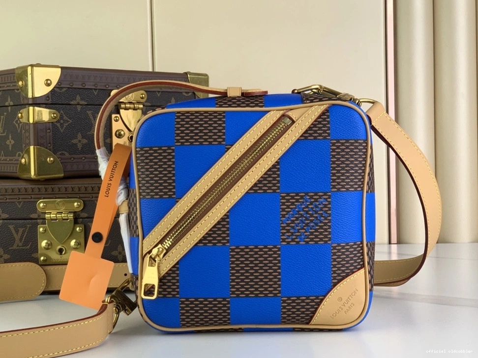 Chess Messenger-24*24*8CM LOUIS VUITTON 0820